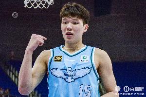 米兰体育-一夫当关！杨瀚森9中5砍17分6板2断3帽 正负值+25傲视全场！