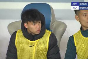 米兰体育-望无大碍！王钰栋伤退后回到替补席